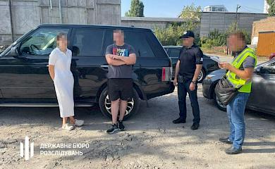 Продавали автівки призначені для ЗСУ: на Київщині викрили подружжя