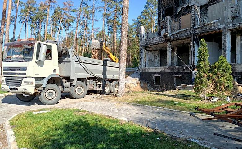 В Ірпені відновлюють зруйновану під час бойових дій багатоповерхівку (фото)