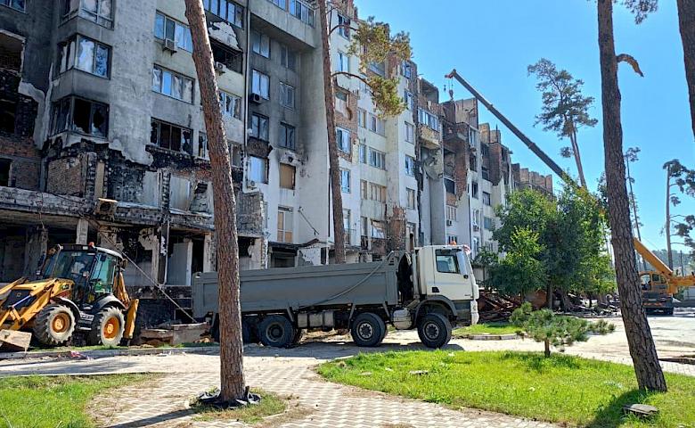 В Ірпені відновлюють зруйновану під час бойових дій багатоповерхівку (фото)