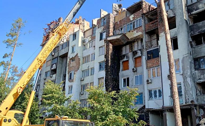 В Ірпені відновлюють зруйновану під час бойових дій багатоповерхівку (фото)