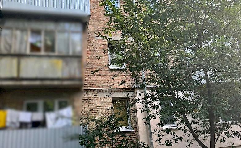 Ребенок выпал из окна четвертого этажа в Броварах, мальчик в больнице