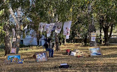 В Богуславе мужчина продает собственную вышивку и помогает ВСУ