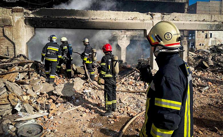 Пожар на 200 кв.м.: на Белоцерковщине горели металлические бочки с маслом (фото)