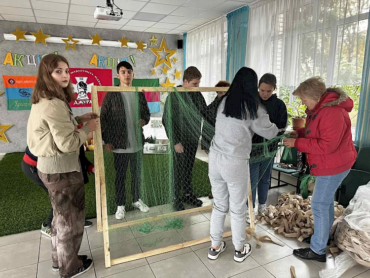 Джури обухівського ліцею плетуть маскувальні сітки для військових