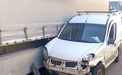 В'їхала у відбійник і зіткнулась з вантажівкою: в ДТП на Київщині постраждало двоє людей