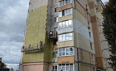Васильків: відновлюють 10-поверхівку, пошкоджену російськими обстрілами