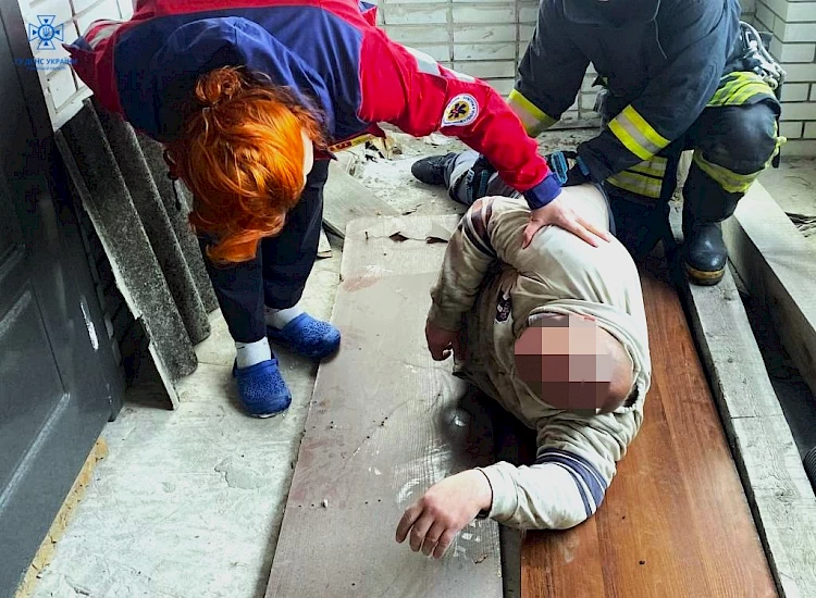 Потерял сознание и нуждался в помощи: на Фастовщине спасатели деблокировали из дома мужчину