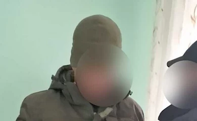 Инспектор колонии за взятку "обеспечивал" осужденных мобильными телефонами за взятку