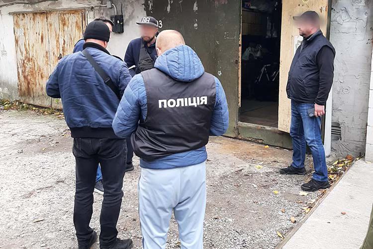 8 обысков в Обухове: разоблачена преступная группа, которая сбывала поддельные доллары