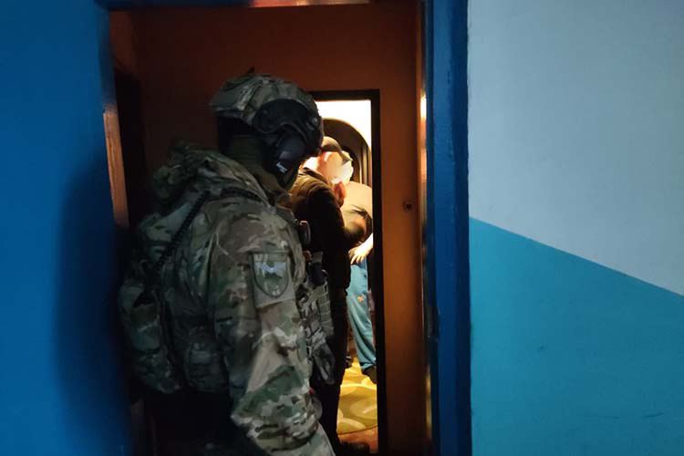 8 обысков в Обухове: разоблачена преступная группа, которая сбывала поддельные доллары