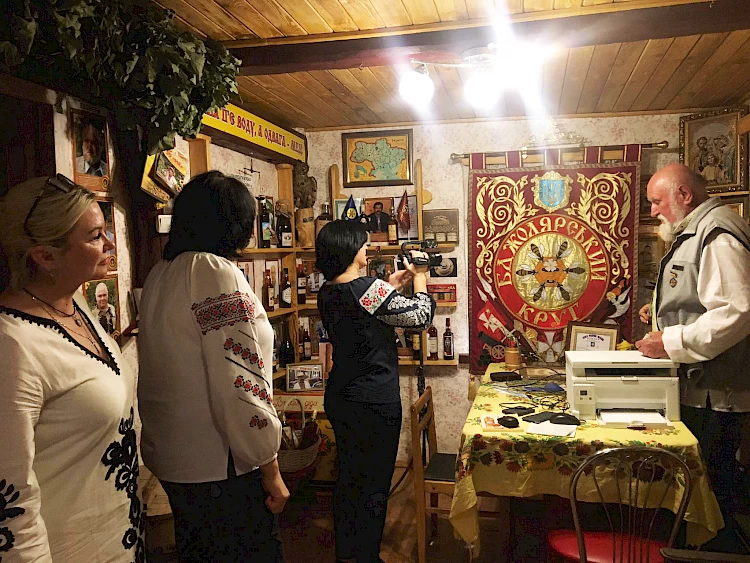 "Последний из могикан": для чего пасечник с Киевщины "варит мед" и спит на ульях