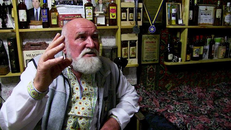 "Последний из могикан": для чего пасечник с Киевщины "варит мед" и спит на ульях