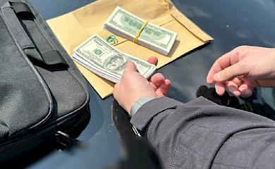 Голова, начальник та інспектор сільради на Фастівщині взяли хабара: а їх взяло СБУ