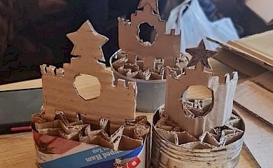 В Козине, на Обуховщине, волонтеры делают окопные свечи и жгут Кремль (фото)