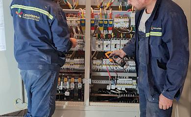 В Украинке ремонтируют сети, поврежденные обстрелами оккупантов