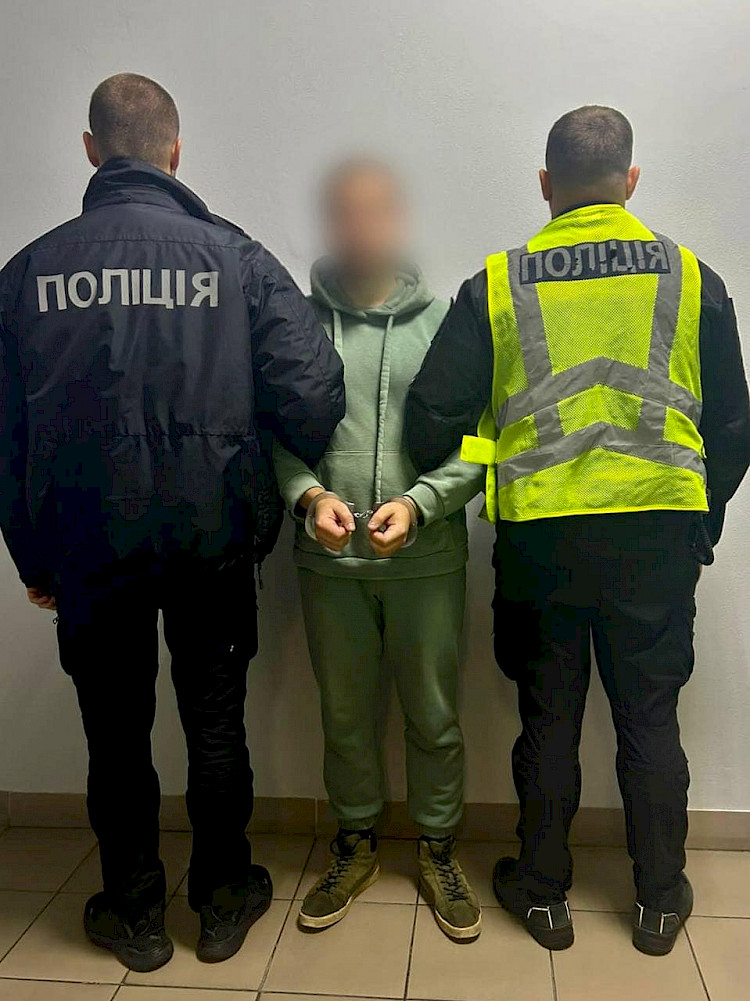 Полицейские Киевщины задержали драгдилера, когда тот делал "закладки"