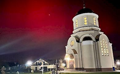 На Киевщине сфотографировали церковь на фоне северного сияния