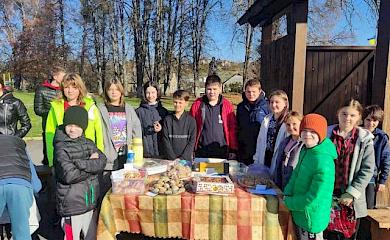 Ученики Лесниковского лицея на Обуховщине проводили ярмарку на поддержку ВСУ