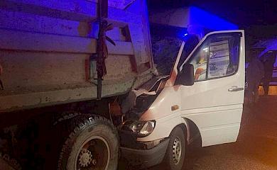 В Обухове столкнулись грузовик и маршрутка: есть пострадавшие