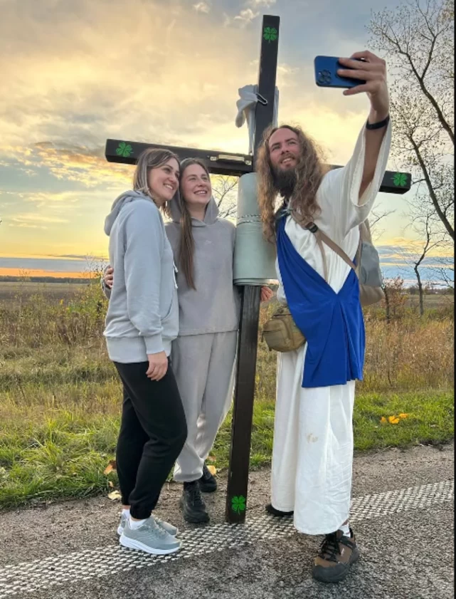 Возле Киева сфотографировали "Иисуса Христа": в саванне и с крестом
