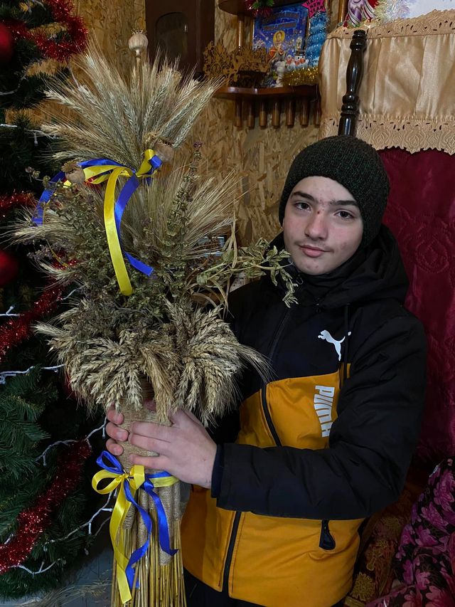 Рождественские традиции: ученики Деревянской гимназии учились изготавливать Дидуха