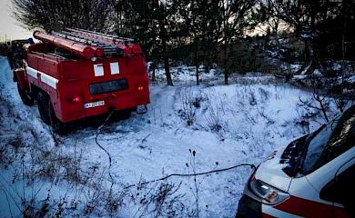 ГСЧС Обуховщины спасли "скорую" с пациентом из снежного заноса (фото)