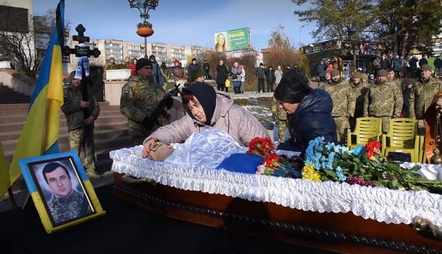 В Обухове провели в последний путь защитника, погибшего в Донецкой области