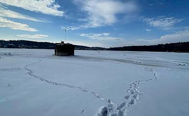 Легендарный ДОТ на озере под Киевом замерз вместе с ним