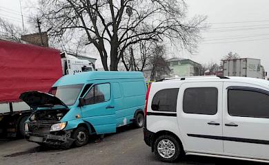 На Обуховщине столкнулись 3 автомобиля, один водитель получил тяжелые повреждения: детали