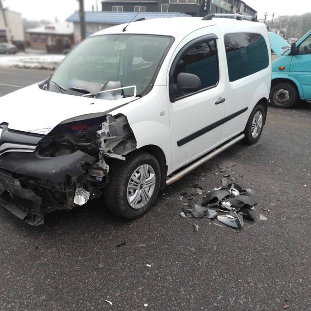 На Обуховщине столкнулись 3 автомобиля, один водитель получил тяжелые повреждения: детали