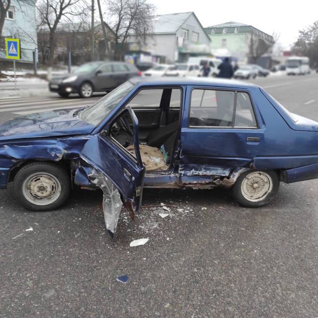 На Обуховщине столкнулись 3 автомобиля, один водитель получил тяжелые повреждения: детали