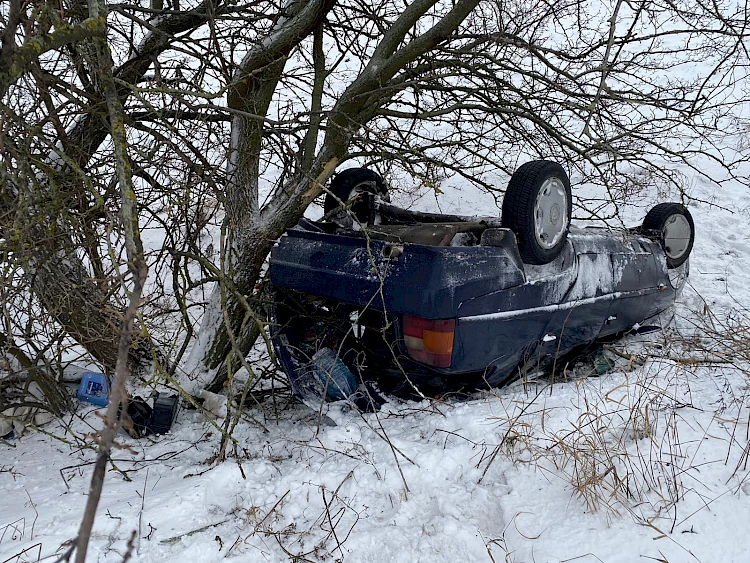 На Обухівщині авто перекинулося на дах: водій чудом вижив