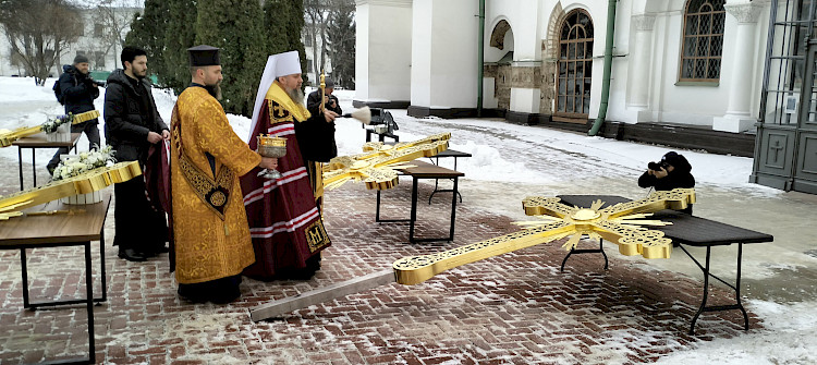 В Киеве освятили кресты, которые увенчают купола Софии Киевской