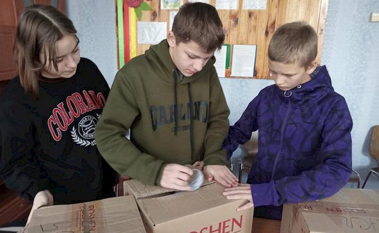 Школьники Обуховской громады собрали "Коробки добра для ВСУ"