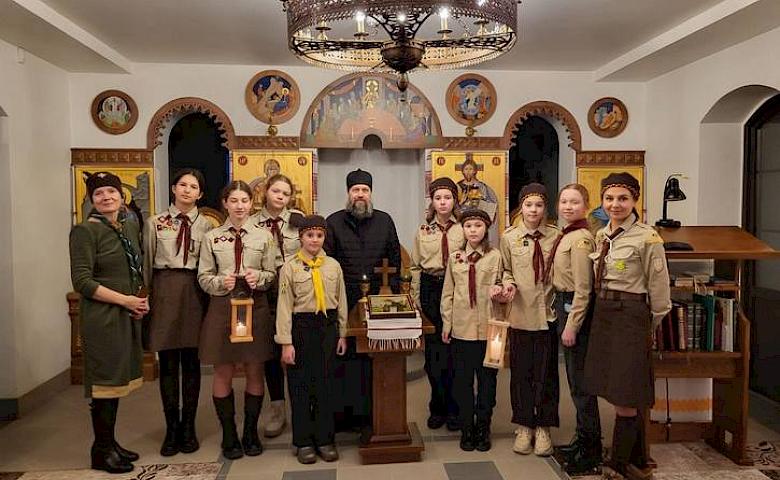 Обуховские пластуны разносят Вифлеемский огонь по городу