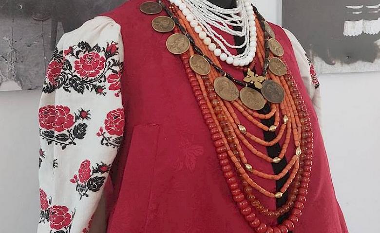 В Мироновском музее презентовали выставку украинского костюма