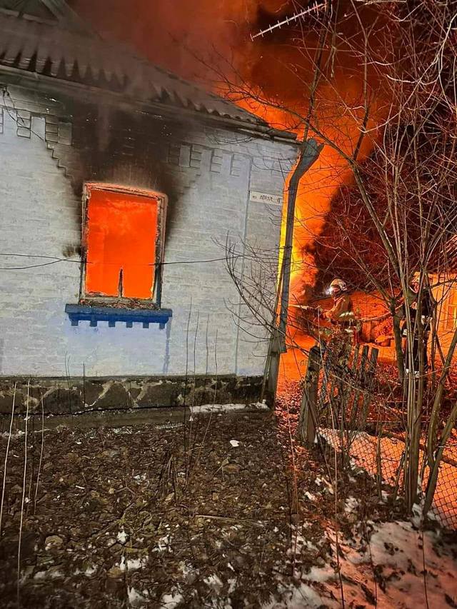 2 спасательных подразделения тушили пожар в доме на Обуховщине