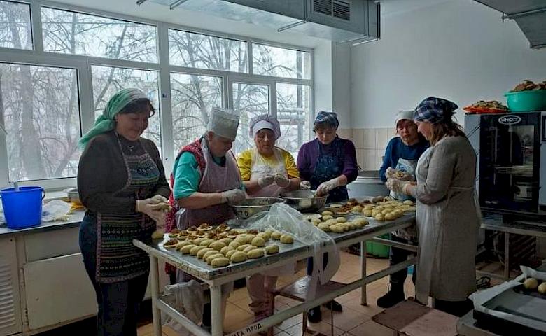 Васильковские педагоги готовятся к учебному процессу и пекут пирожки для ВСУ