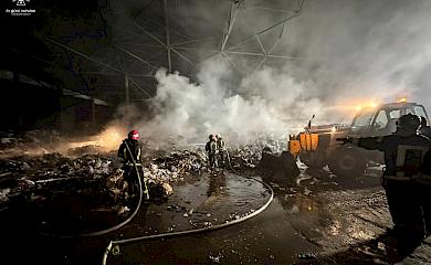 В промзоне Обухова горел мусор: было много, горело сильно