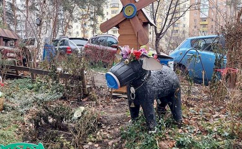 Фильм ужасов или сказочный двор: в Украинке обсуждают обустройство клумб (фото)