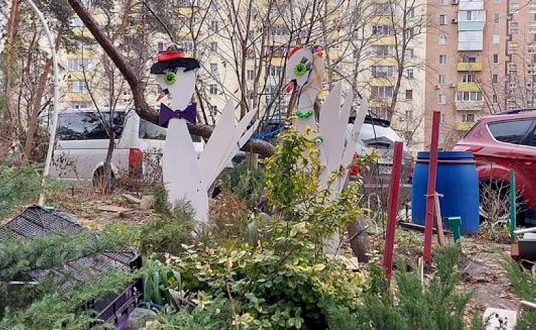 Фильм ужасов или сказочный двор: в Украинке обсуждают обустройство клумб (фото)
