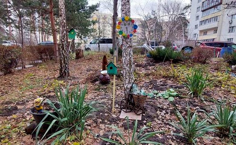 Фильм ужасов или сказочный двор: в Украинке обсуждают обустройство клумб (фото)