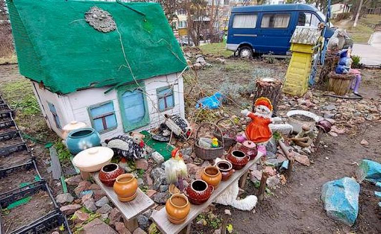 Фильм ужасов или сказочный двор: в Украинке обсуждают обустройство клумб (фото)