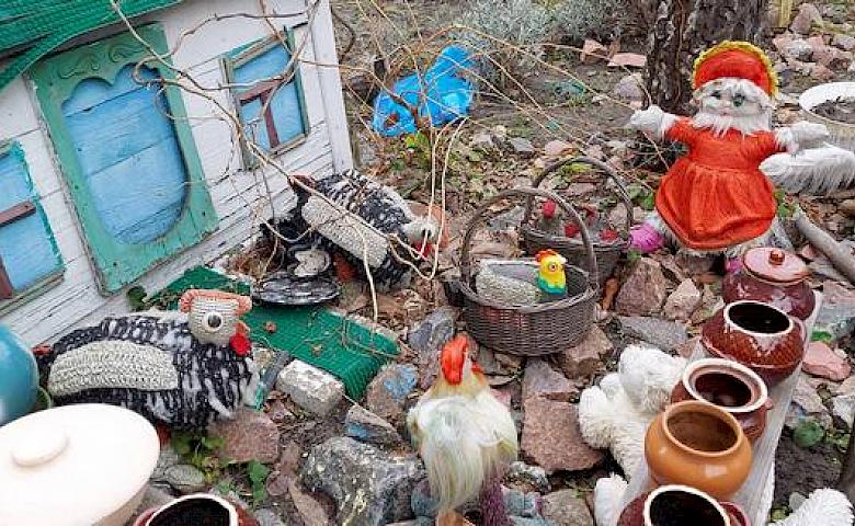 Фильм ужасов или сказочный двор: в Украинке обсуждают обустройство клумб (фото)
