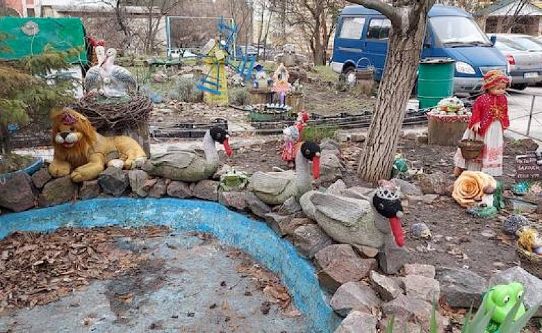 Фильм ужасов или сказочный двор: в Украинке обсуждают обустройство клумб (фото)
