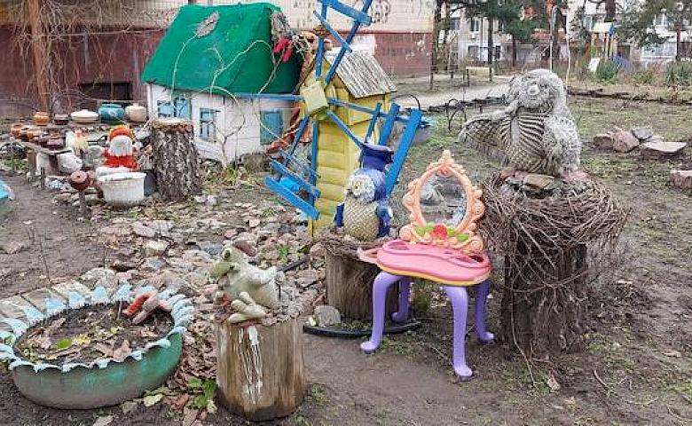 Фильм ужасов или сказочный двор: в Украинке обсуждают обустройство клумб (фото)