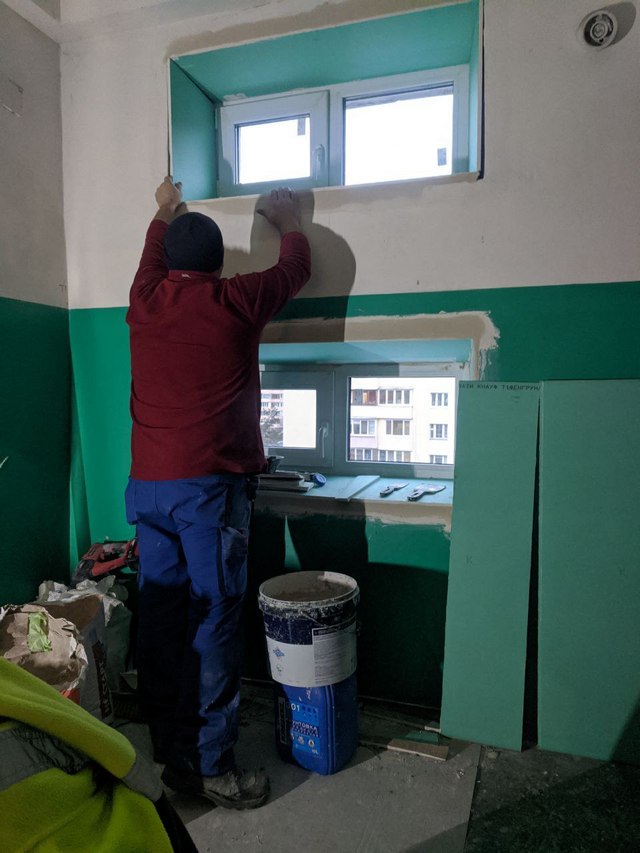 Во время ремонтных работ в подъезде многоэтажки в Украинке, неизвестные похитили фурнитуру