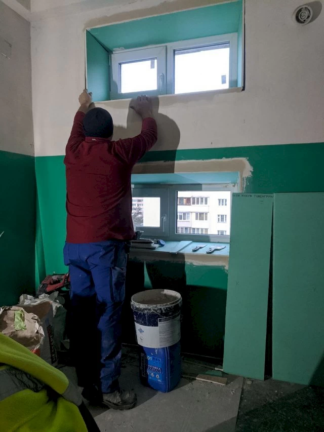 Во время ремонтных работ в подъезде многоэтажки в Украинке, неизвестные похитили фурнитуру