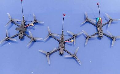 Обухівські добровольці передали військовим власноруч виготовлені дрони