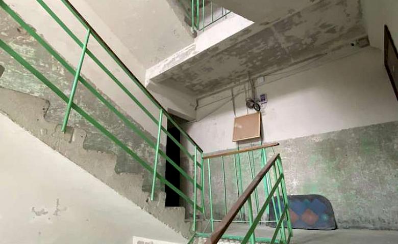 На Обухівщині продовжується відновлення пошкодженої росіянами багатоповерхівки